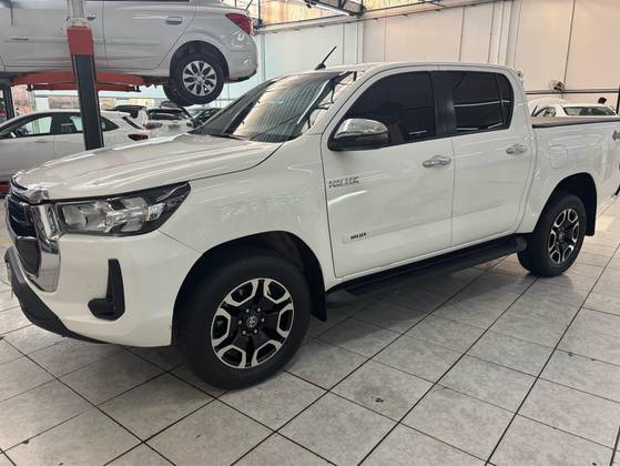 TOYOTA HILUX 2.8 D-4D TURBO DIESEL CD SRV 4X4 AUTOMÁTICO TOYOTA HILUX 2.8 D-4D TURBO DIESEL CD SRV 4X4 AUTOMÁTICO